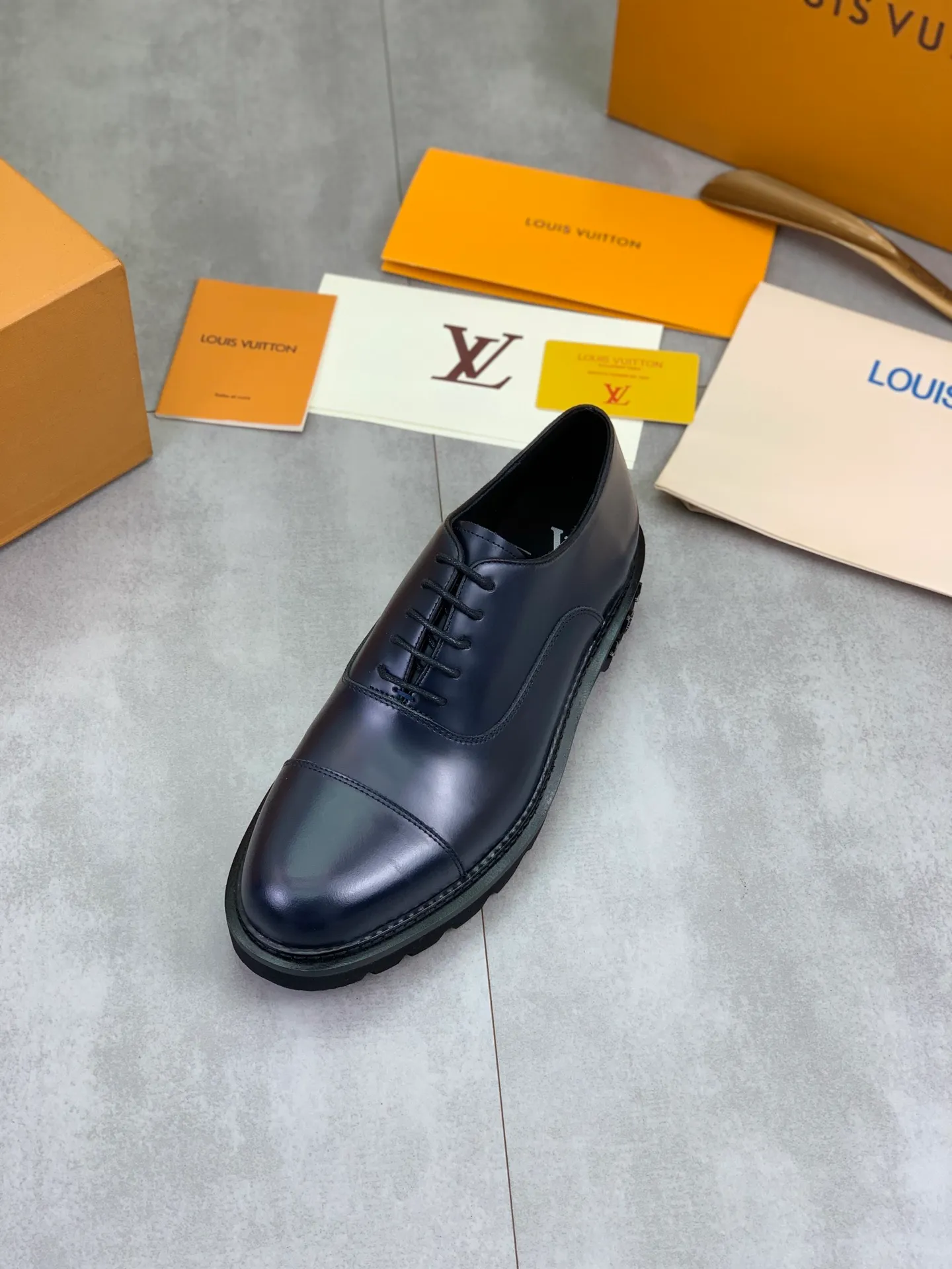 Factory price P820 💎💎💎Top version LOUIS VUITTON [Louis Vuitton] - LV men's business casual leather shoes, luxurious and noble 👞All imported original cowhide, just to create a more comfortable wearing experience, upper: original high-end calfskin➕Imported soft cowhide lining, original lightweight foam outsole✔️Color: 3️⃣colors available Size: 39-44 (38.45 46 can be customized (non-returnable)